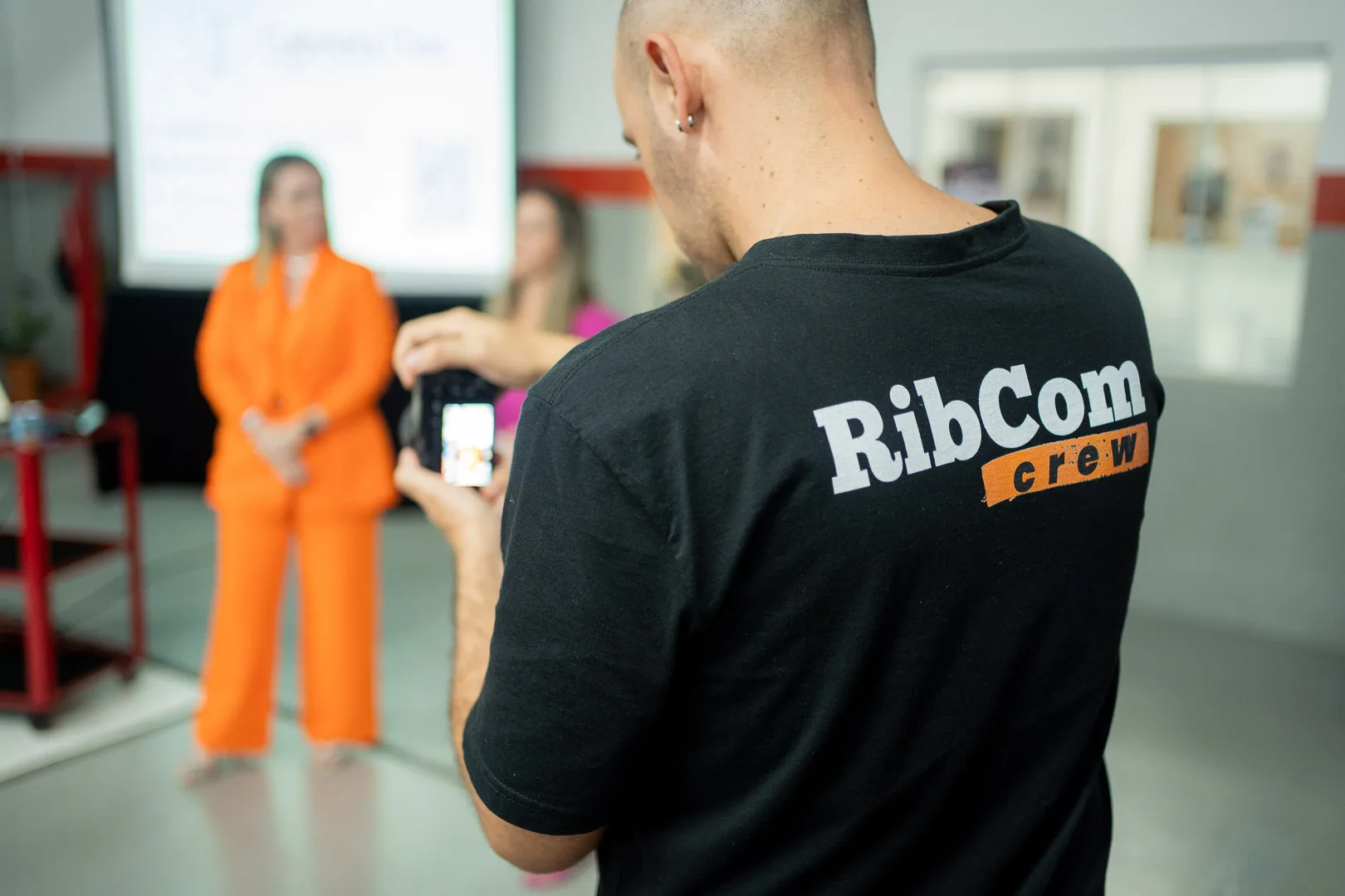 Equipe RibCom produzindo conteúdo em evento